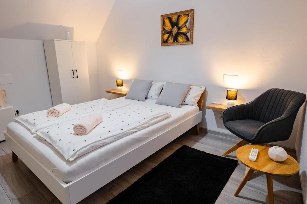Postel nebo postele na pokoji v ubytování Christian Haus Sibiu