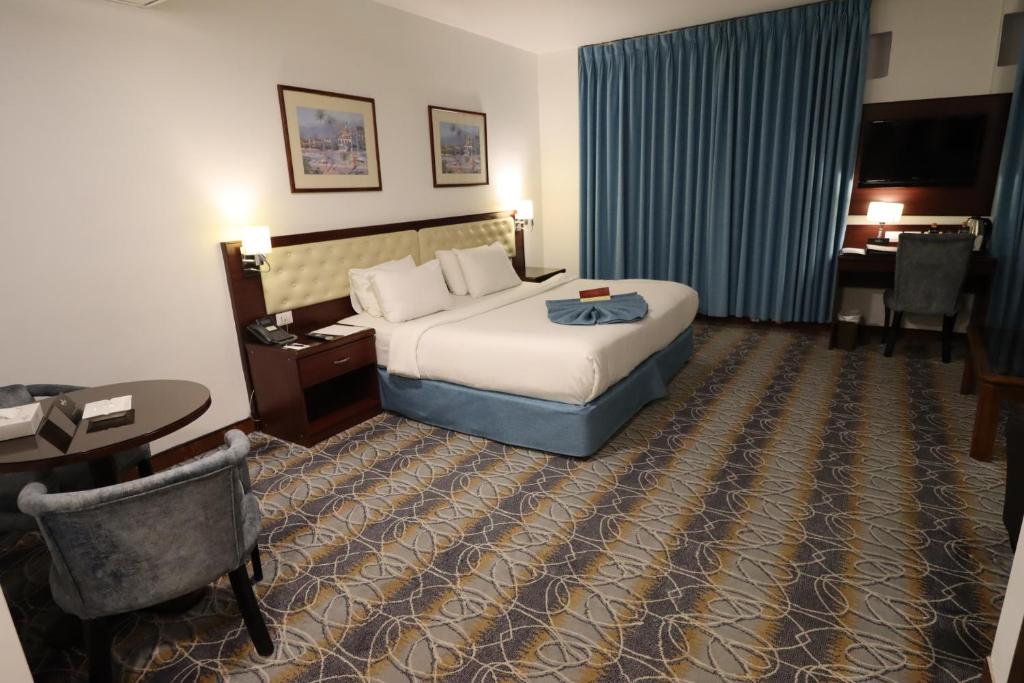 Postel nebo postele na pokoji v ubytování Larsa Hotel