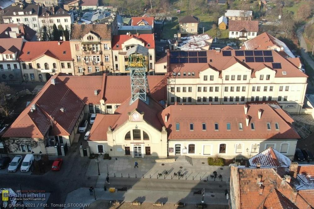 una vista sul soffitto di un grande edificio con un gruppo di edifici di Hotel Sutoris a Bochnia