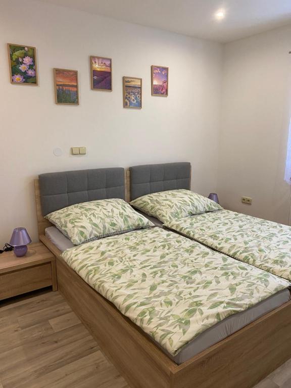 Postel nebo postele na pokoji v ubytování Slunný domek s terasou a zahradou