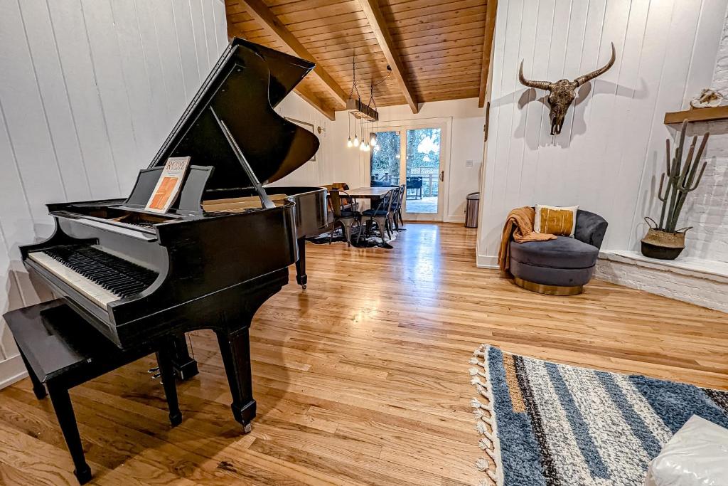 un piano negro en la sala de estar en Thunder Ranch, en Lake Oswego