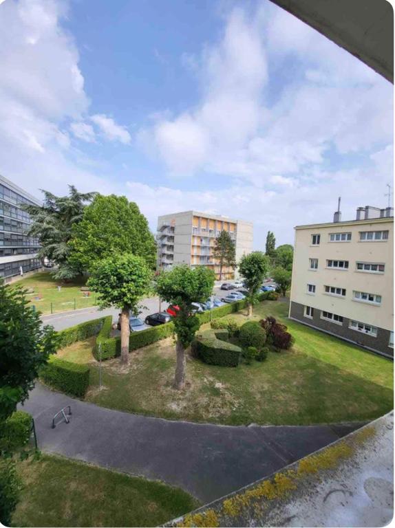 vistas a un parque con árboles y edificios en Charming Comfy Apartment in Amiens, en Amiens
