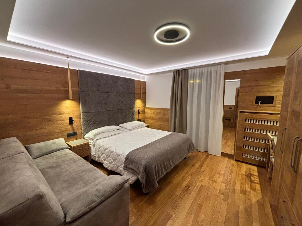 Postel nebo postele na pokoji v ubytování Alexander Hotel Alpine Wellness Dolomites