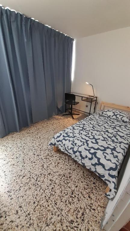 ein Schlafzimmer mit einem Bett und einem Vorhang in der Unterkunft La Casa de la Manada in Santo Domingo
