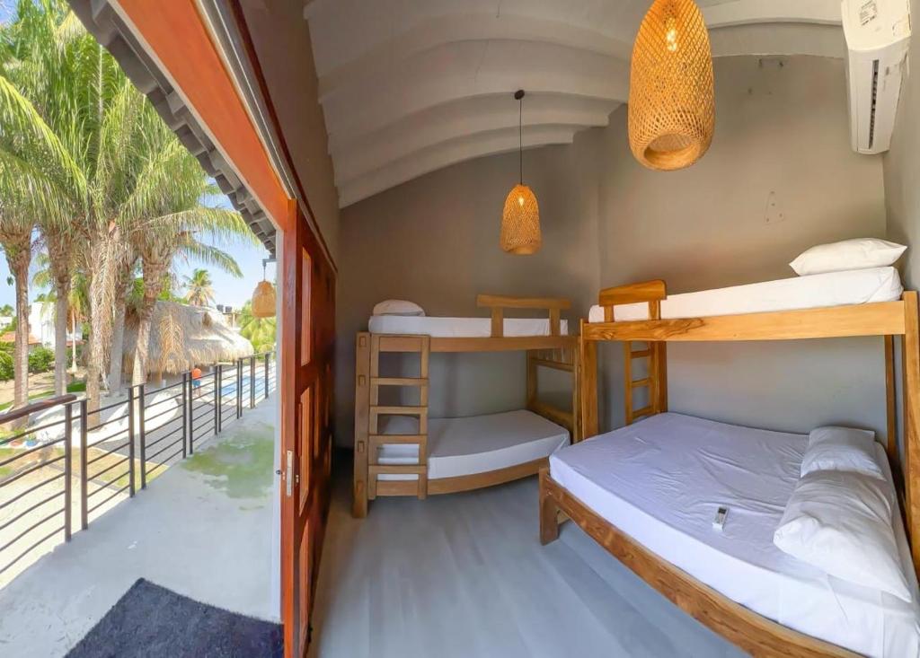 Zimmer mit 2 Etagenbetten und einem Balkon in der Unterkunft Villa Effi in El Porvenir