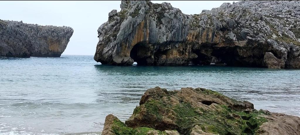 uma formação rochosa na água junto ao oceano em Llanes em Meré