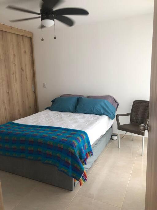 Voodi või voodid majutusasutuse Excelente apartamento toas