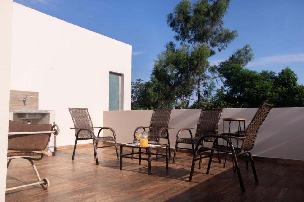 a group of chairs and a table on a patio at Habitación con amplia terraza en Encarnacion in Encarnación