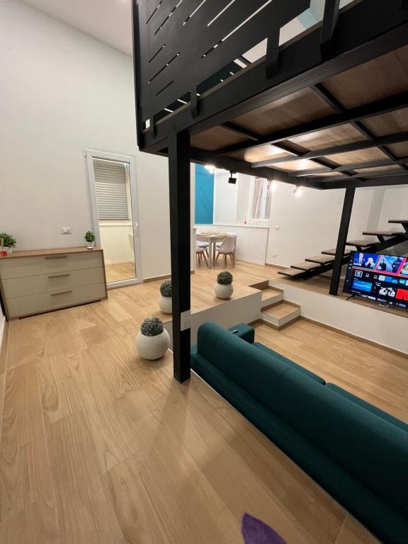 sala de estar con sofá y mesa en Da Lello: Luxury Loft strategico, en Marigliano