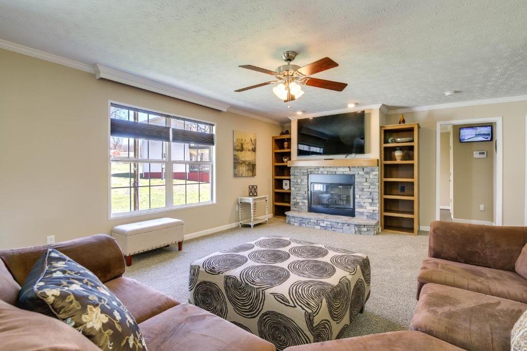uma sala de estar com um sofá e uma lareira em Newport Home with Private Hot Tub and Mountain View! em Newport
