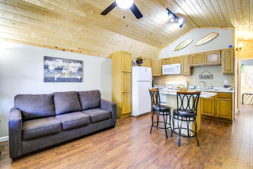 un soggiorno con divano e cucina di 10 Mi to Natl Park Smoky Mountains Getaway a Newport