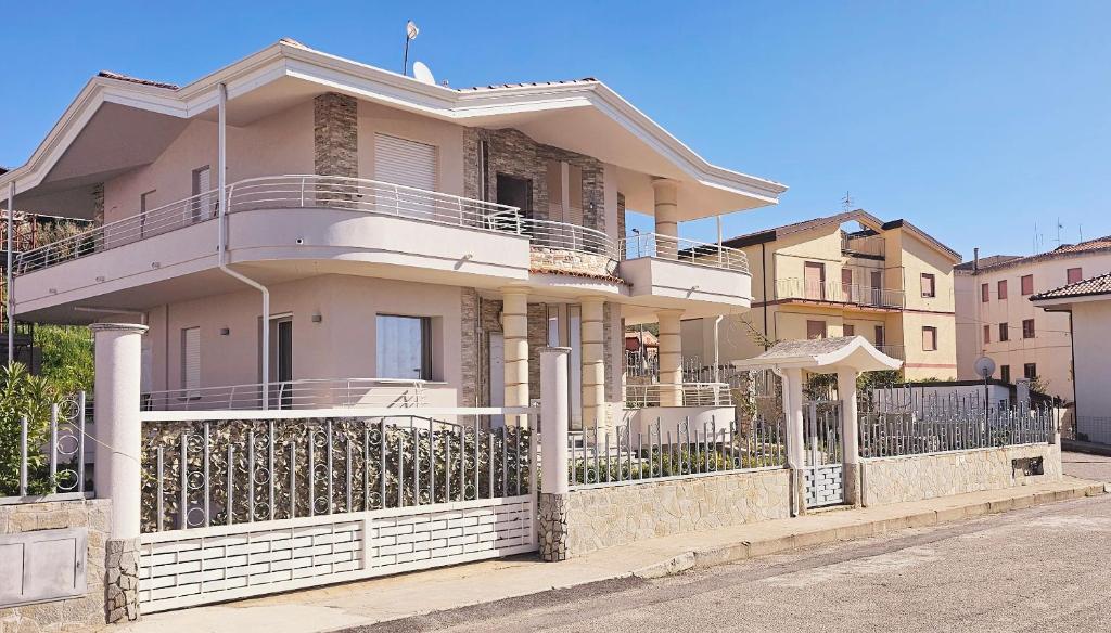 Grillo Superior Apartments في كابو فاتيكانو: منزل امامه سياج