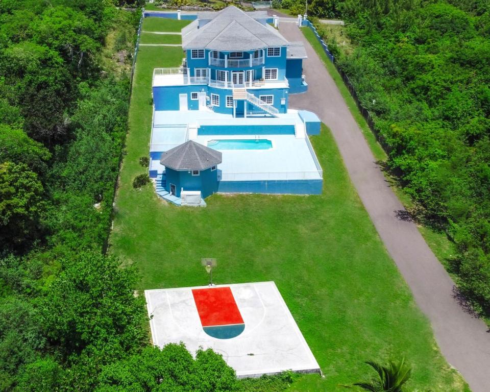 Výhled na bazén z ubytování The Blue Mansion A Paradise Oasis nebo okolí