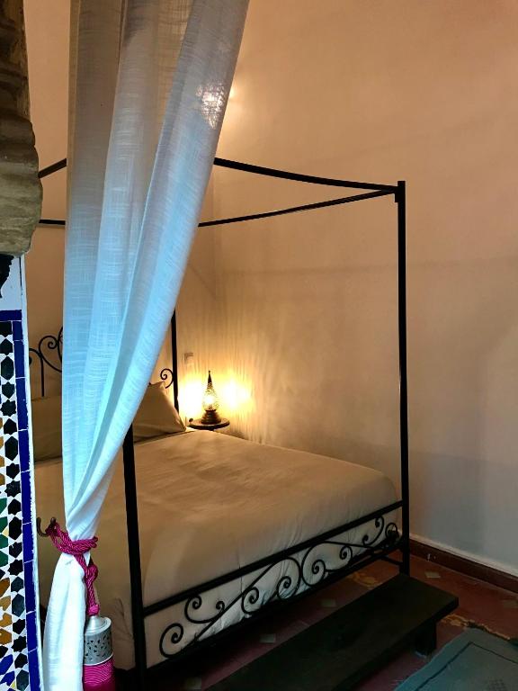 Postel nebo postele na pokoji v ubytování Riad Dar Souika