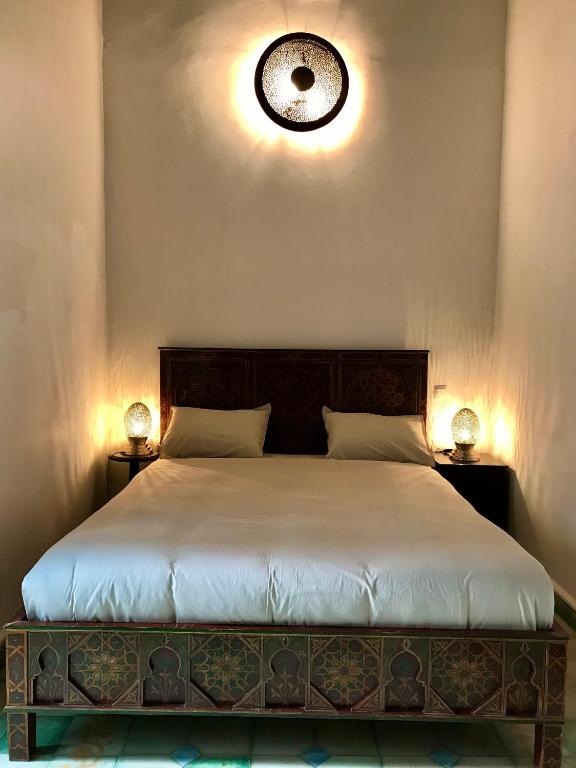 Postel nebo postele na pokoji v ubytování Riad Dar Souika