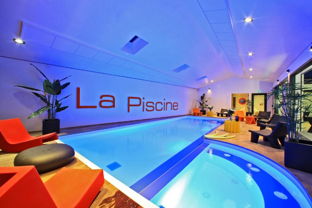 a pool in a hotel room with a la piscine sign at Résidence La Chaize in Noirmoutier-en-l'lle