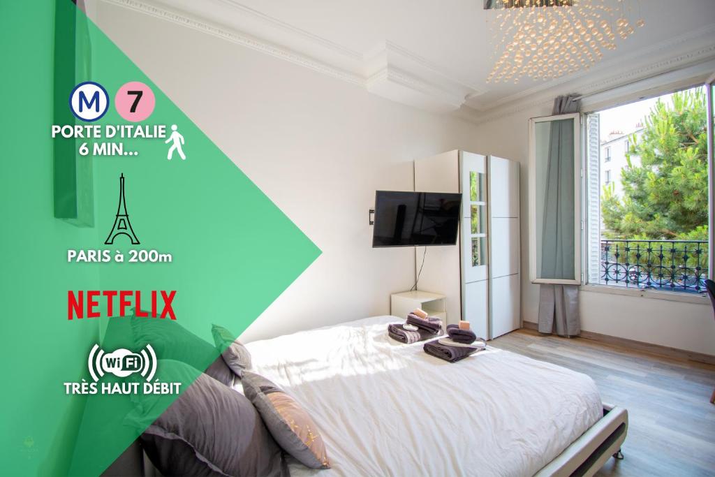 une chambre avec un lit et une télévision dans une pièce dans l'établissement Cosy 1 BDR Kremlin-Bicêtre (2 min Porte d'Italie), au Kremlin-Bicêtre