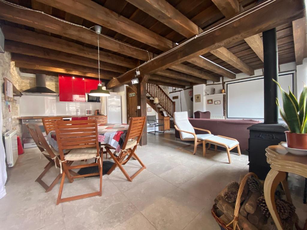 a kitchen and dining room with a table and chairs at Alojamiento rural, Adrados Mar de Pinos in Adrados