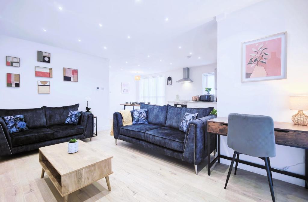 ein Wohnzimmer mit zwei Sofas und einem Tisch in der Unterkunft Shaw Heath Cottage - Charming Holiday Home In the Heart of Stockport - Free Parking in Stockport