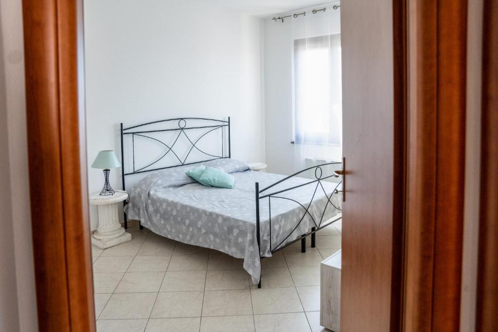 - une chambre avec un lit doté d'oreillers bleus dans l'établissement Casa Graziosa, à Nurachi