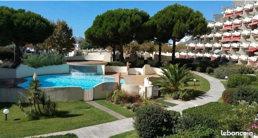 - une vue sur un complexe avec une piscine dans l'établissement Studio a la mer piscine wifi parking clim, à La Grande Motte