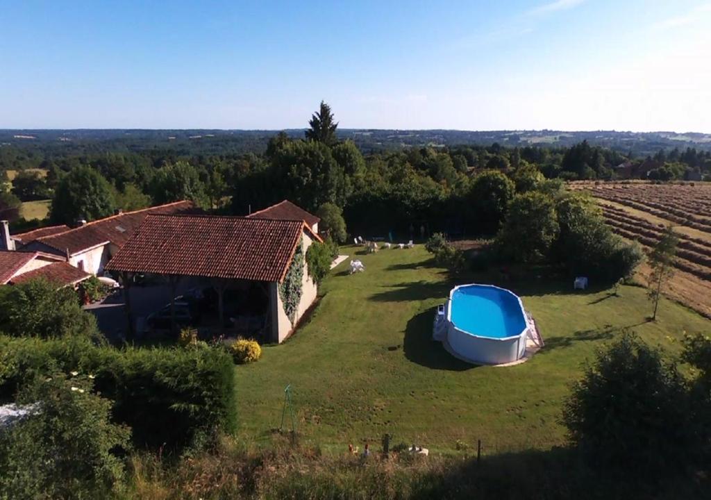 una vista aérea de una granja con un barco en un campo en Tranquille Vienne Gites, en Chirac