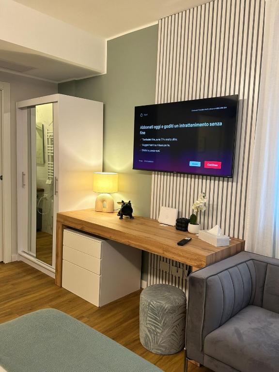 TV a/nebo společenská místnost v ubytování The Captain's Apartments SIROCCO - CITY CENTER Leonardo Academy