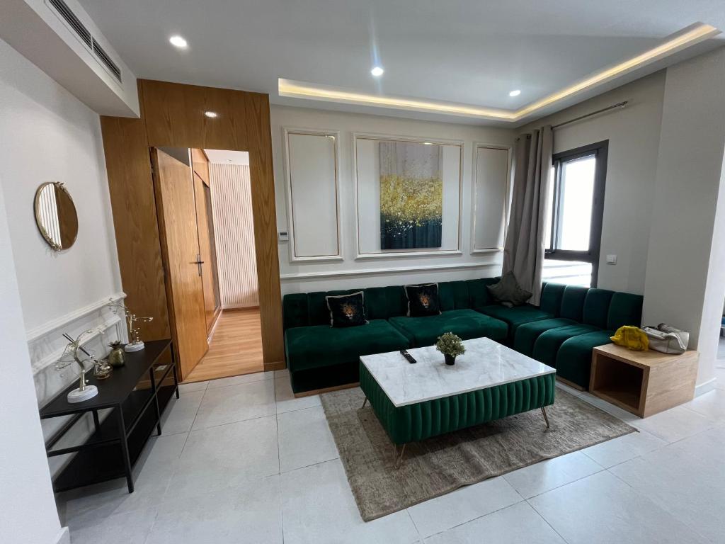 sala de estar con sofá verde y mesa en Luxury appartement in Heart of Casablanca Maarif en Casablanca