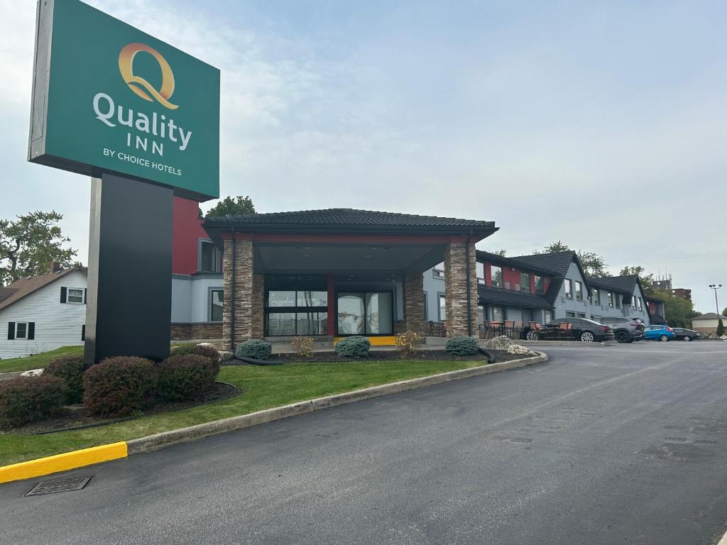 una señal de auryy inn al lado de una carretera en Quality Inn, en Leamington