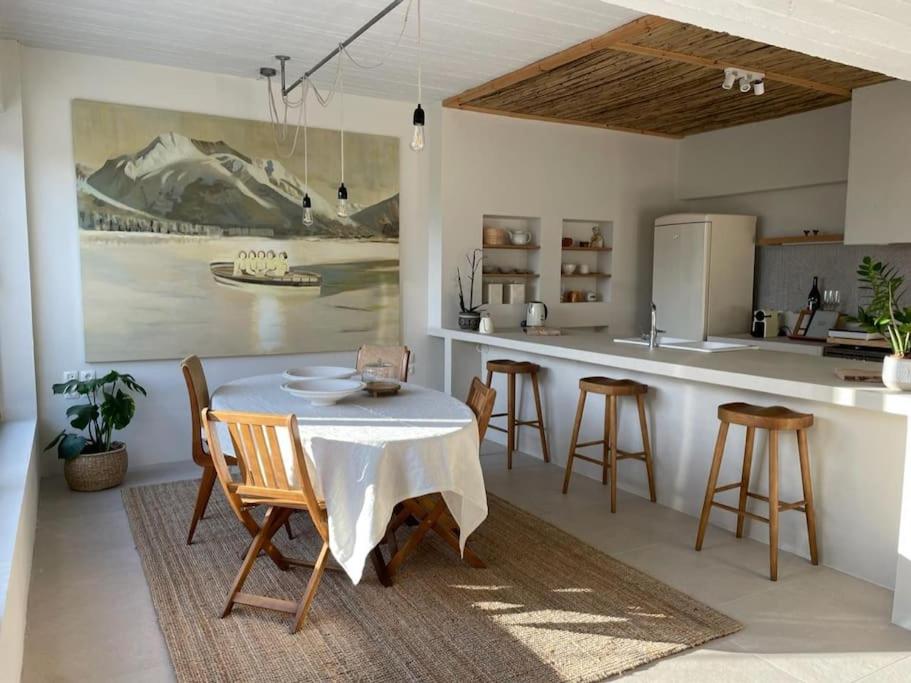 eine Küche mit einem Tisch und Stühlen in der Unterkunft Casa Massina in Ano Poroia