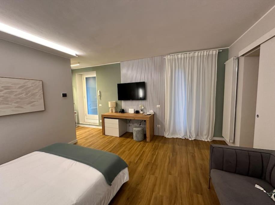TV a/nebo společenská místnost v ubytování The Captain's Apartments ZEPHYR- CITY CENTER Leonardo Academy