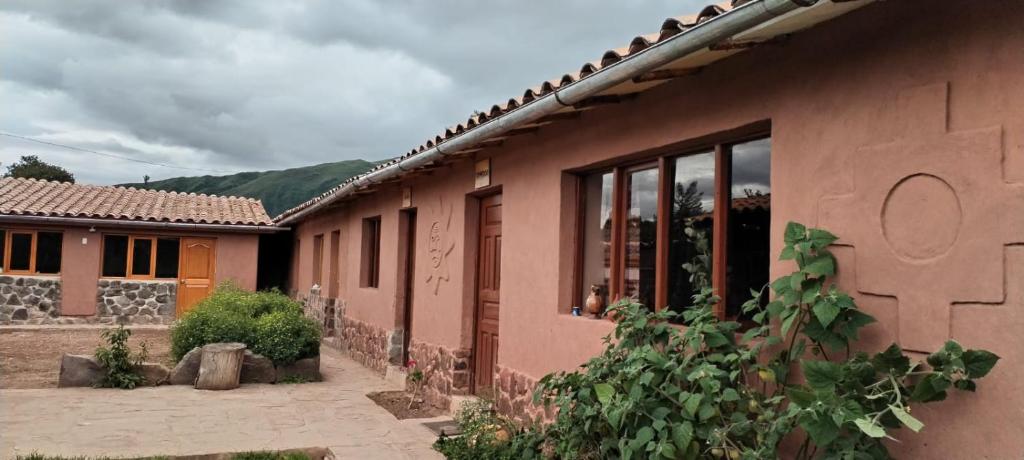 a building with a lot of windows on it at Casa Amaru Raqchi in Anansaya