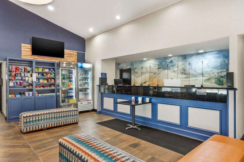 a store lobby with a counter and a tv at Best Western Westgate Inn in York