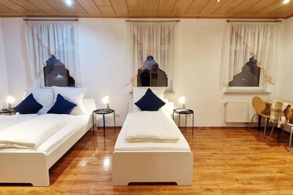 ライプツィヒにあるGroße, geräumige Unterkunft für bis zu 13 Personen!の青い枕付きのベッド2台が備わる客室です。