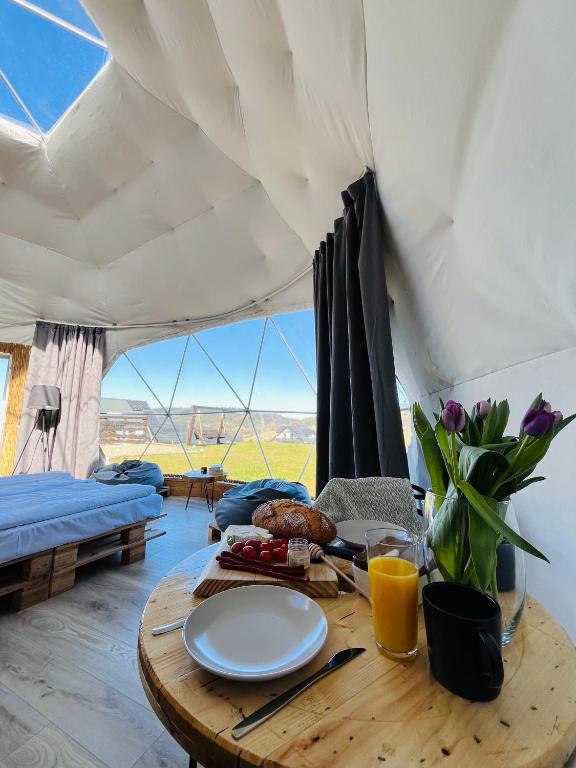Jídlo v luxury tent nebo okolí