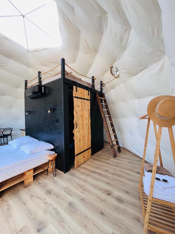 Postel nebo postele na pokoji v ubytování Silence Glamp - Glamping Bieszczady