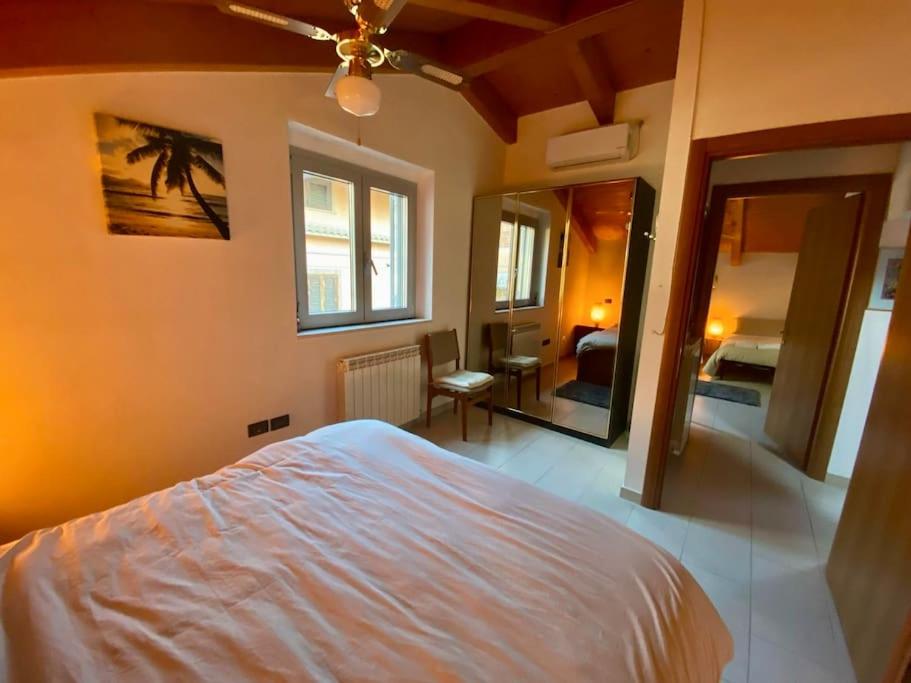 een slaapkamer met een wit bed en een spiegel bij villa california seafront in Montesilvano