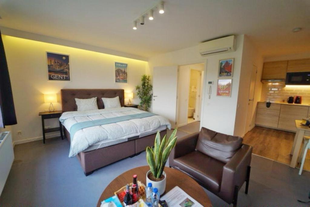 ザベンテムにあるArku apartments Brussels Airportのベッドルーム1室(ベッド1台、テーブル、椅子付)