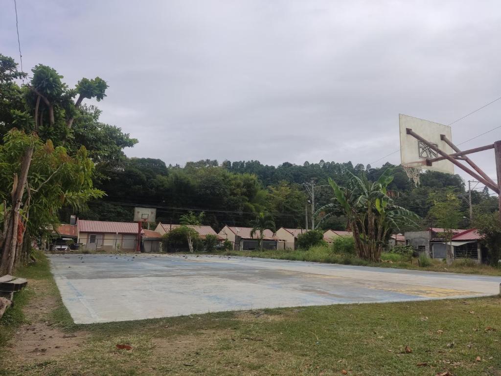 un parking vide dans une ville avec des maisons dans l'établissement Enzo's transient house, à Davao