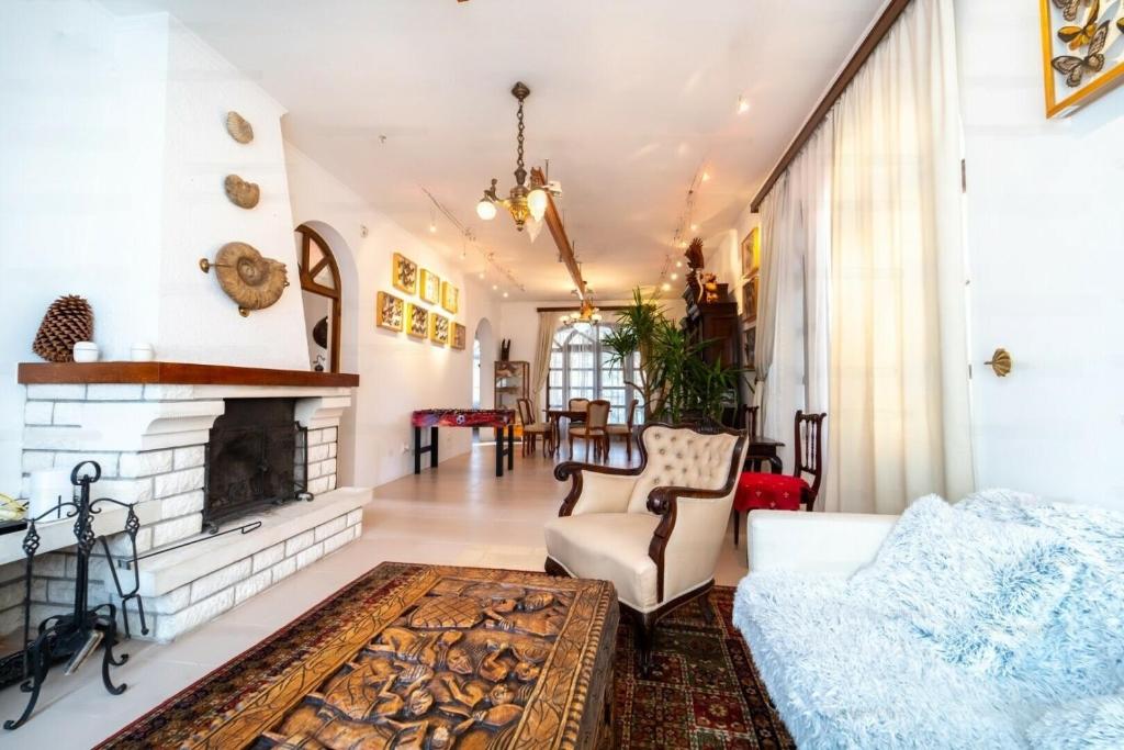 uma sala de estar com mobiliário e uma lareira em Villa Butterfly em Budapeste