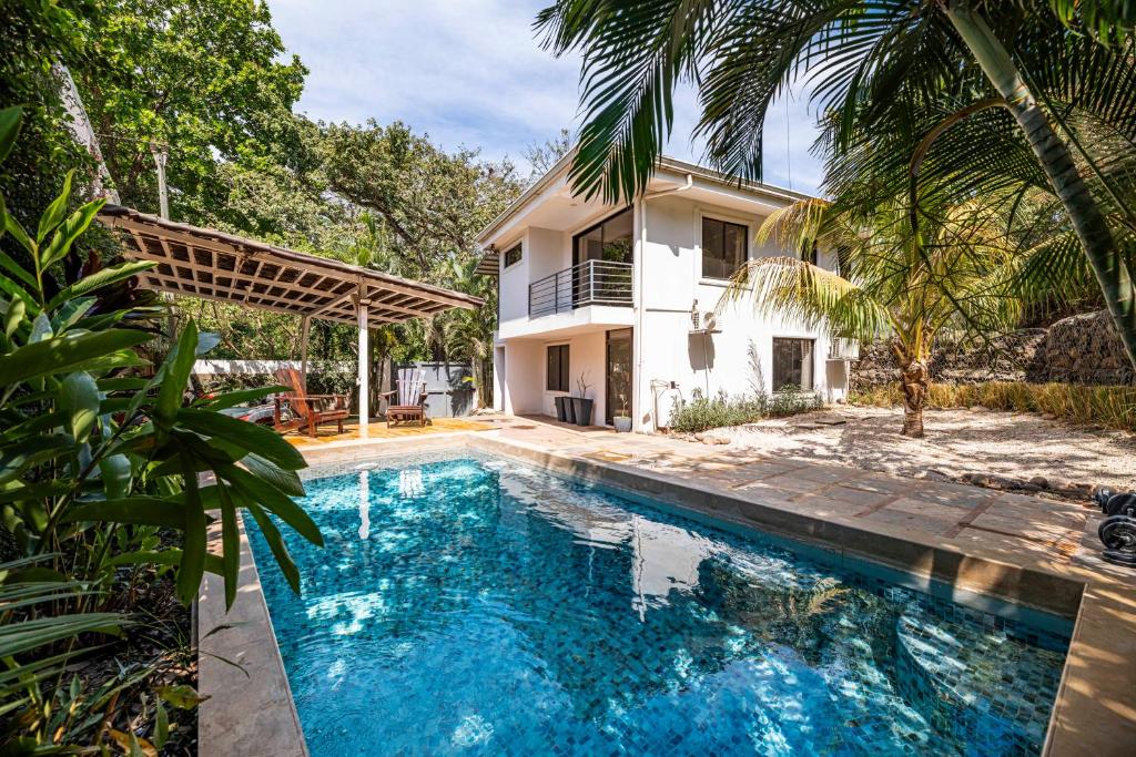 una piscina frente a una casa en Casa Mono del Río, en Matapalo