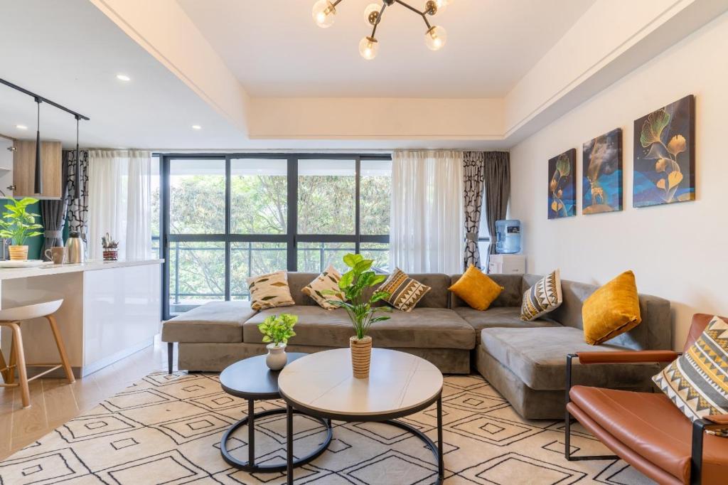 uma sala de estar com um sofá e uma mesa em Laurel Hill Suites em Nairobi