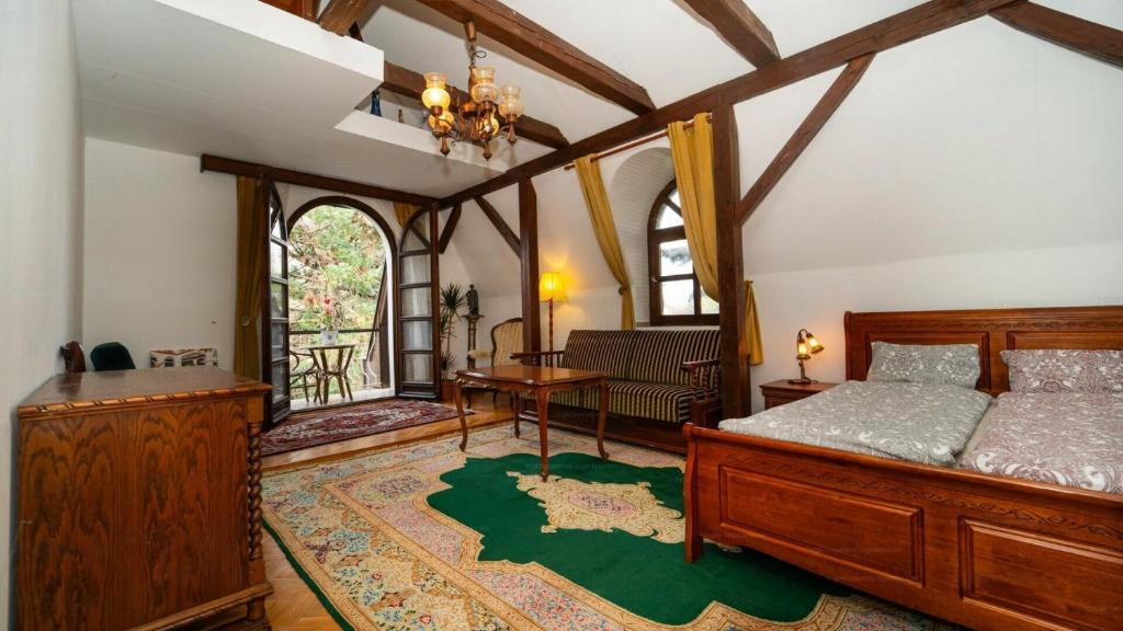 ein Schlafzimmer mit einem Bett und einem Tisch in einem Zimmer in der Unterkunft Villa Butterfly in Budapest