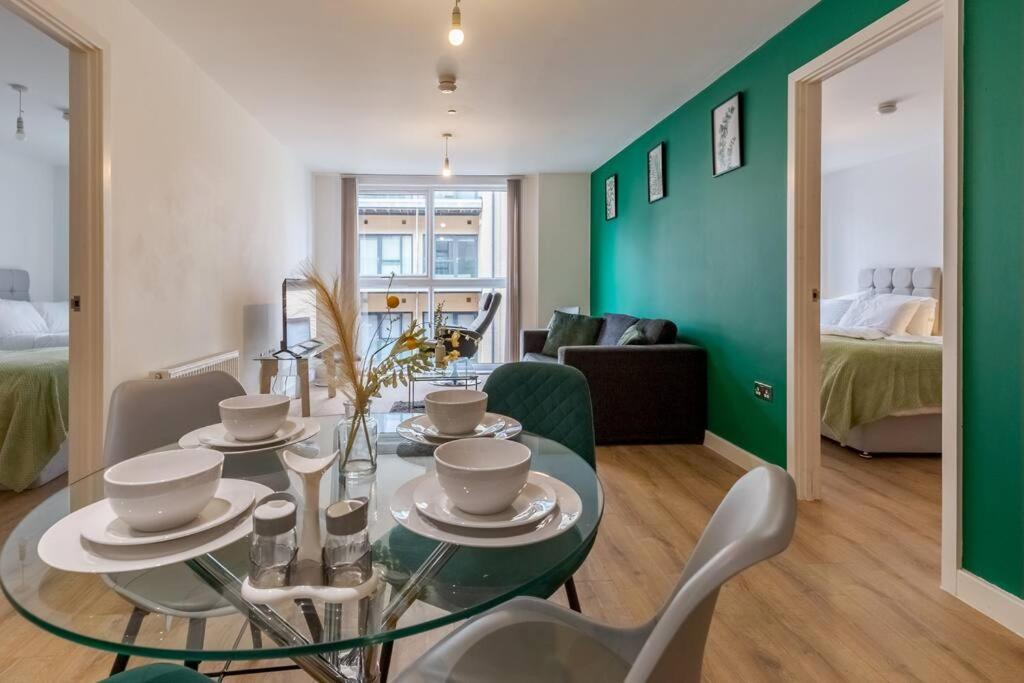 comedor con mesa de cristal y paredes verdes en Comfy • Quiet • Your Other Home en Birmingham