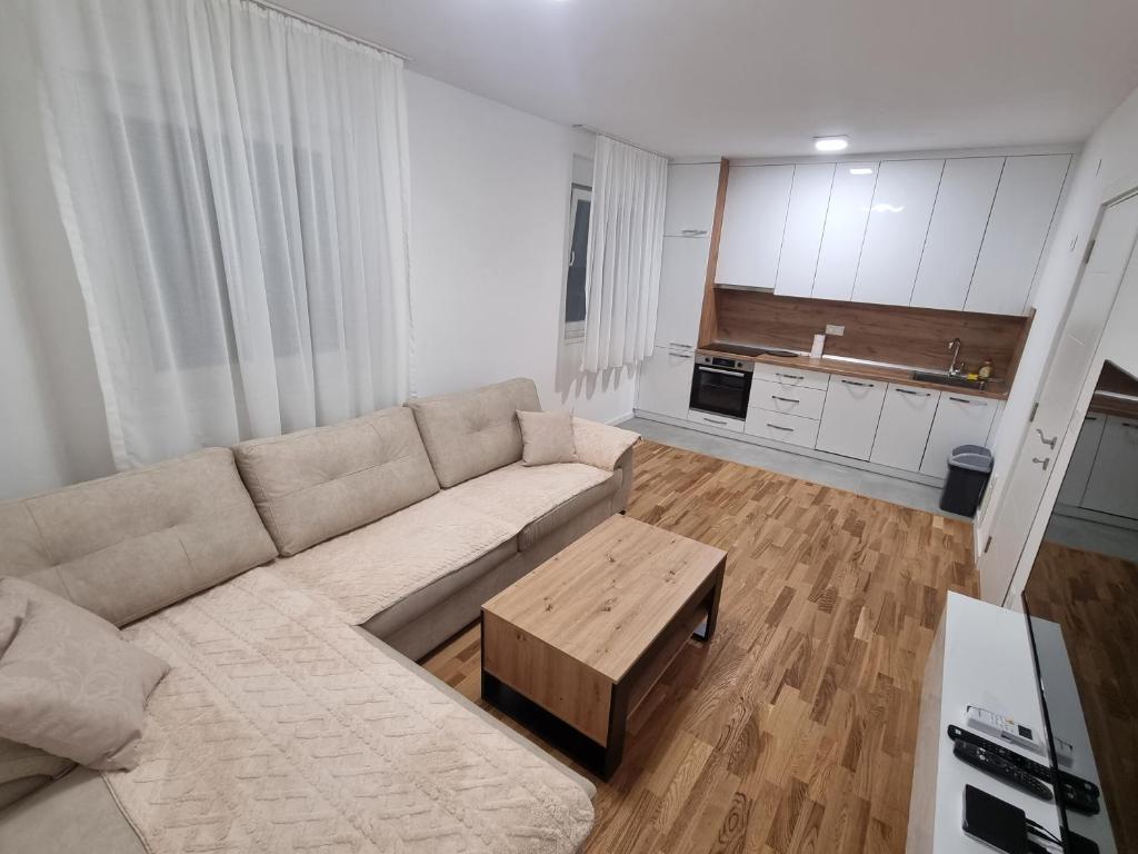 a living room with a couch and a coffee table at Apartman Panorama Doboj in Doboj