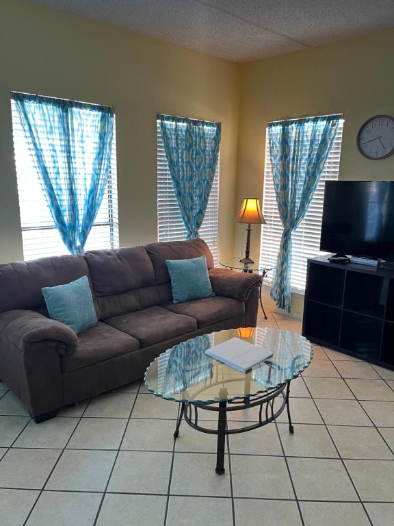 uma sala de estar com um sofá e uma mesa de centro em South Padre Island condo is walking distance to the beach, Sleeps 6, Third Floor, 2024 Traveler Award em South Padre Island