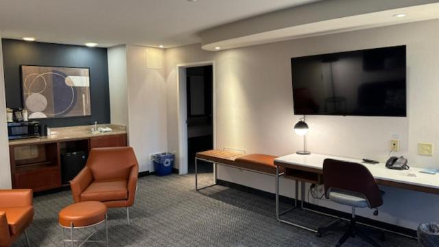 TV a/nebo společenská místnost v ubytování Courtyard by Marriott Kingston
