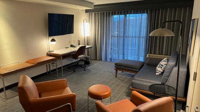 Posezení v ubytování Courtyard by Marriott Kingston