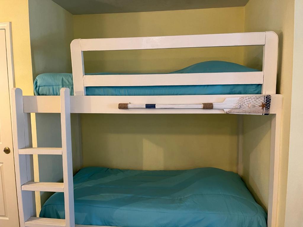 Postel nebo postele na pokoji v ubytování Affordable SPI family condo - walking distance to the beach, Sleeps 6, Third Floor, 2025 Traveler Award