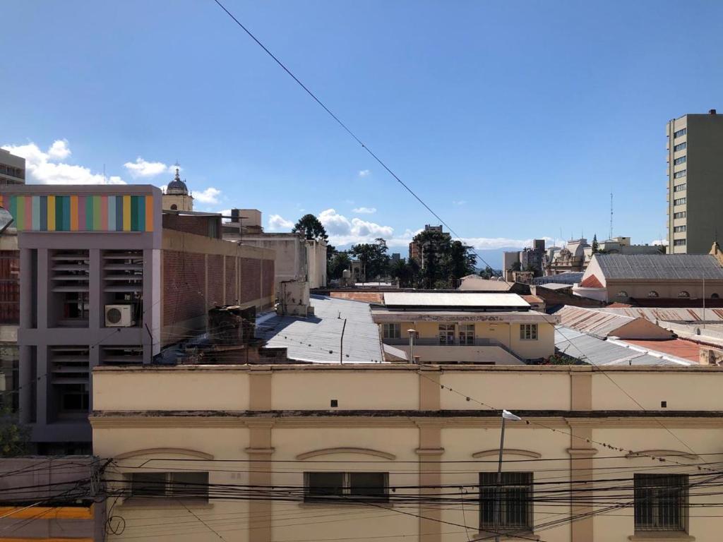 eine Draufsicht auf eine Stadt mit Gebäuden in der Unterkunft Departamento Pleno Centro Amplio y Cómodo in San Salvador de Jujuy